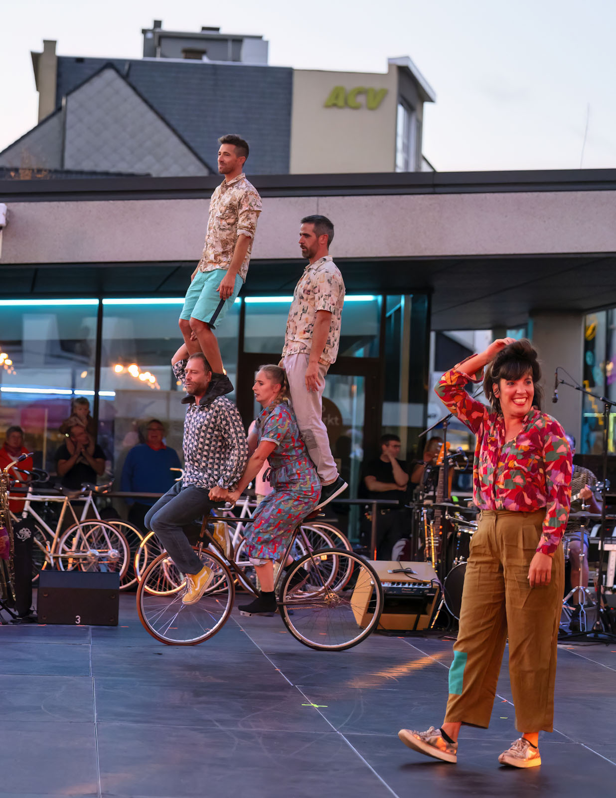 Spectacle acrobatique La Bande à Tyrex : artistes empilés sur des vélos lors d'une représentation en plein air