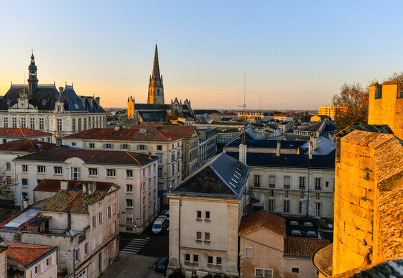 Vue du Donjon du Centre ville de Niort au leve du jour - Agrandir l'image, fenêtre modale