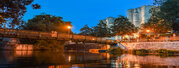 Visite nocturne en canoe au fil de la Sevre Niortaise organisee par l?Office de tpourisme de Niort et anime par Stephanie Teziere de l?entreprise Atemporelle specialisee dans la mise en valeur du patrimoine